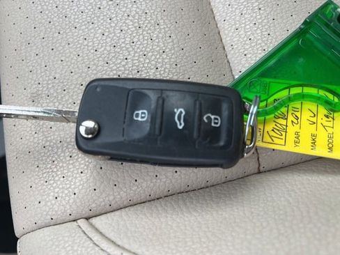 Used 2011 Volkswagen Tiguan 2WD image 32