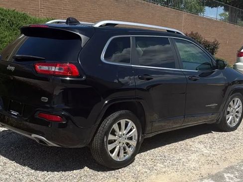 Used 2017 Jeep Cherokee Overland w/ Technology Group FWD image 5