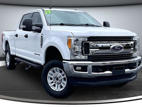 Used 2019 Ford F250 XLT w/ XLT Value Package image 3