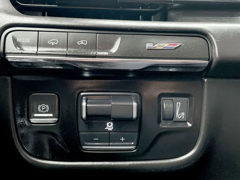 Used 2023 Cadillac Escalade V w/ LPO, ONYX Package image 33