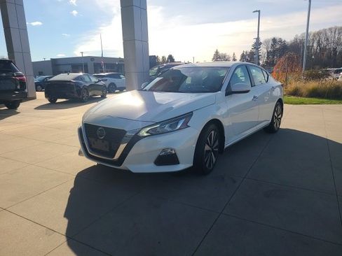 Used 2022 Nissan Altima 2.5 SV w/ SV Premium Package image 3