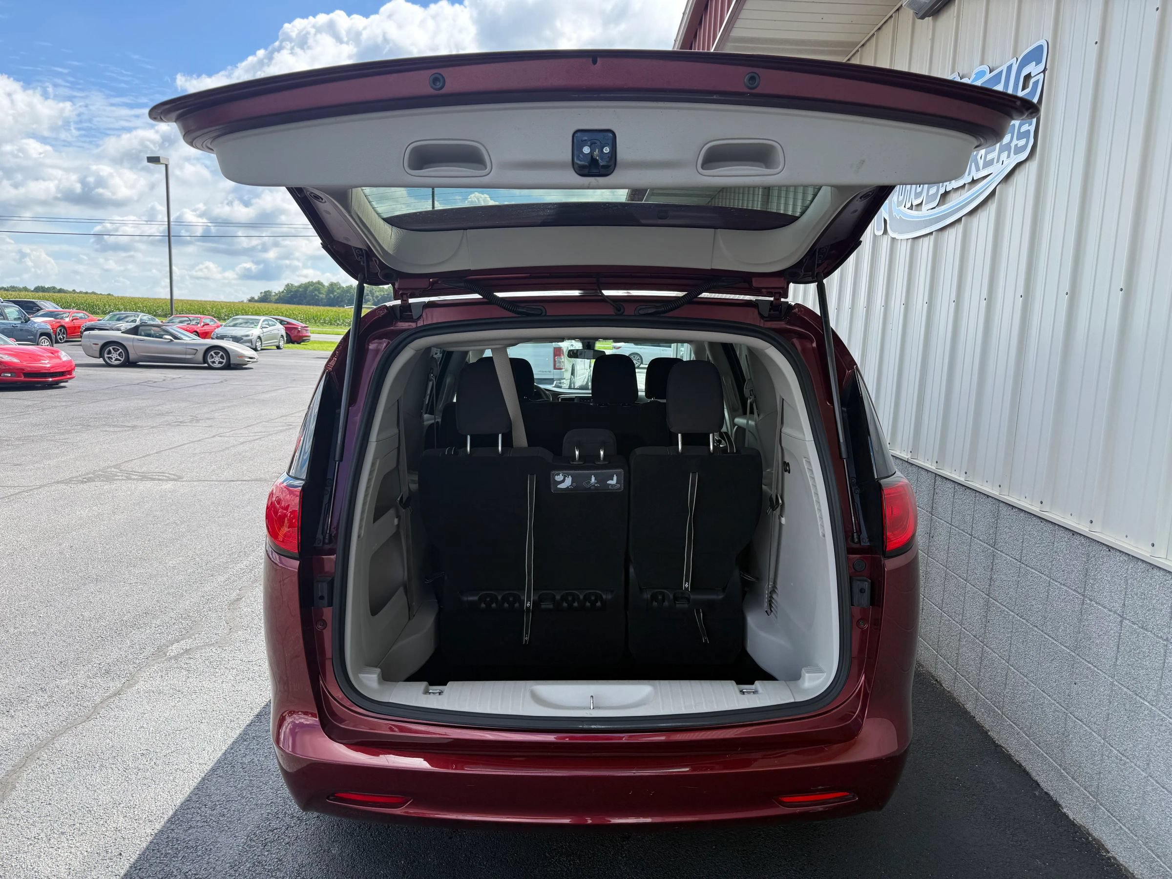 Used 2020 Chrysler Voyager L FWD image 6