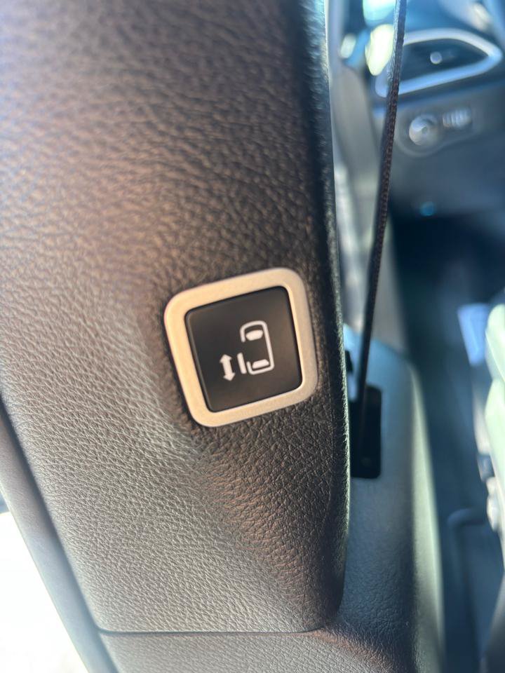 Used 2025 Chrysler Pacifica Select FWD image 23