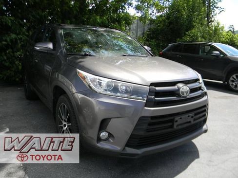 Used 2018 Toyota Highlander SE FWD image 1