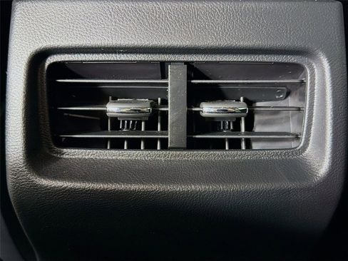 Used 2021 Ford Edge SE image 23