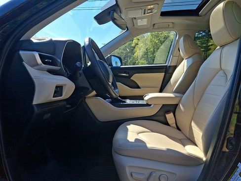 Used 2023 Toyota Highlander XLE AWD/4WD image 14