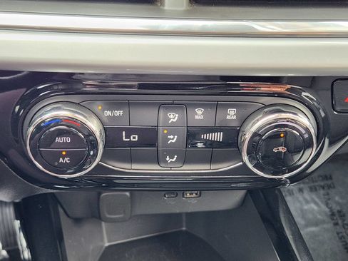 Certified 2025 Chevrolet Trax LT FWD image 19