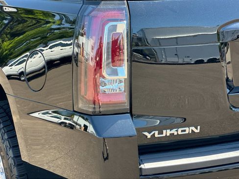 Used 2017 GMC Yukon SLT AWD/4WD image 27