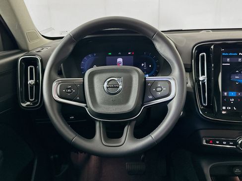 Used 2025 Volvo XC40 B5 Plus image 18