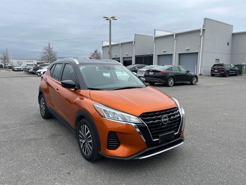 Used 2023 Nissan Kicks SV image 2