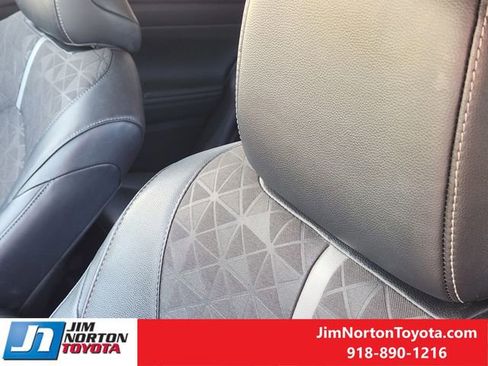 Used 2024 Toyota Highlander XLE image 16