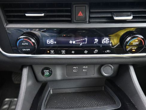 Used 2025 Nissan Rogue SV AWD/4WD image 16