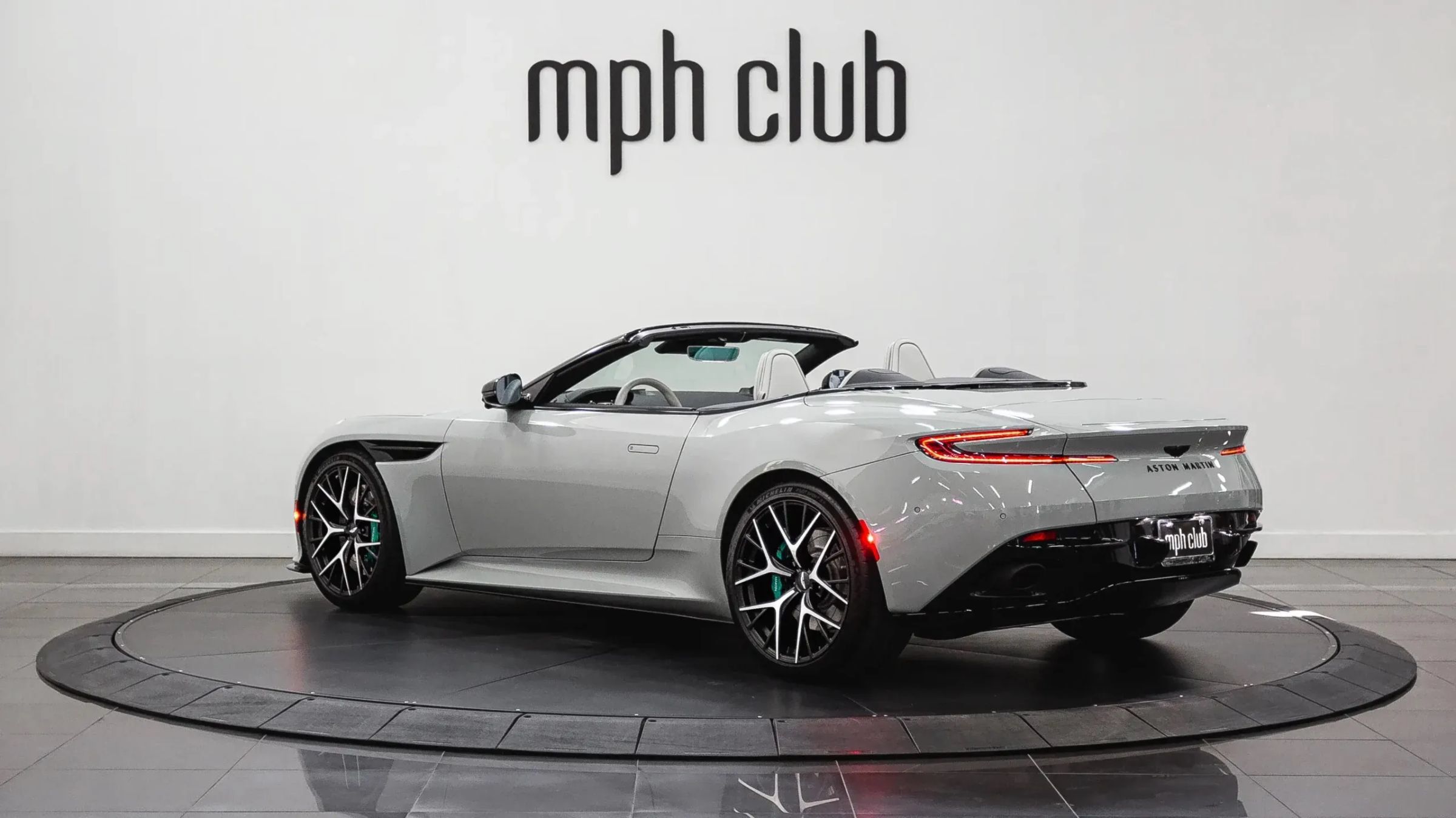 Used 2024 Aston Martin DB12 Convertible RWD image 4