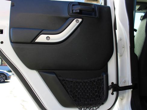 Used 2018 Jeep Wrangler Unlimited Sahara w/ Connectivity Group image 19