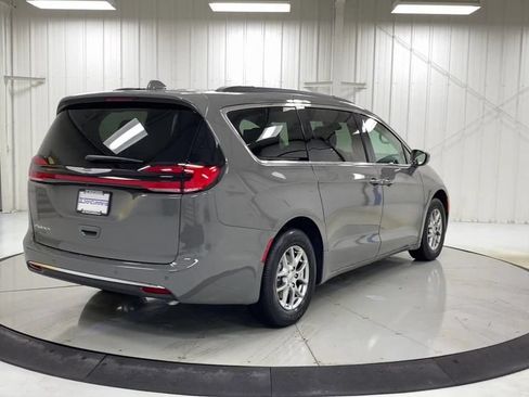 Used 2021 Chrysler Pacifica Touring w/ Uconnect Theater Family Group FWD image 8