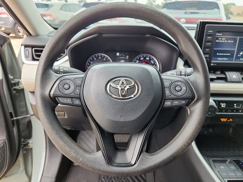 Used 2022 Toyota RAV4 XLE FWD image 16