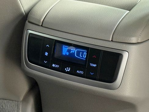 Used 2019 Toyota Highlander XLE AWD/4WD image 34