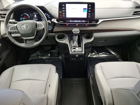 Used 2022 Toyota Sienna XLE image 10