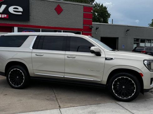 Used 2021 GMC Yukon XL Denali w/ Denali Premium Package AWD/4WD image 4