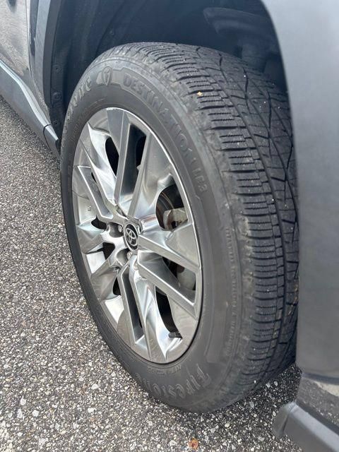 Used 2021 Toyota RAV4 XLE Premium FWD image 10