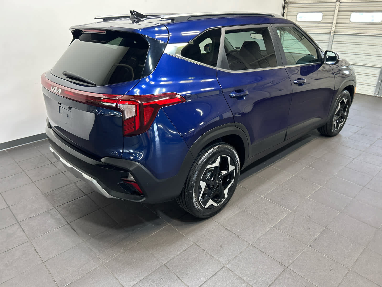 Used 2024 Kia Seltos EX FWD image 3