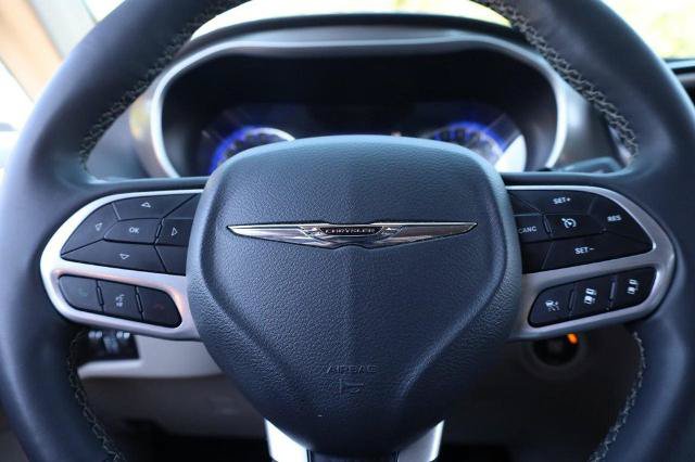 Used 2024 Chrysler Pacifica Touring-L FWD image 11