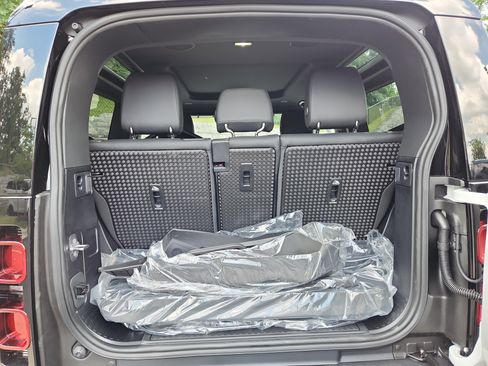 Used 2025 Land Rover Defender 90 X-Dynamic SE image 13