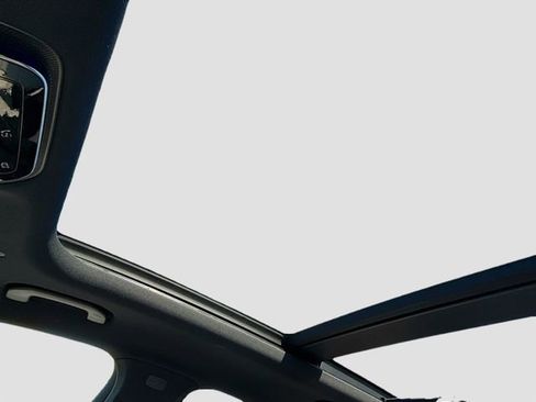 Used 2025 Mercedes-Benz GLC 300 4MATIC image 24