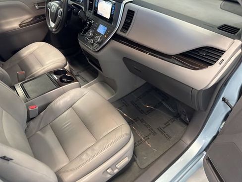 Used 2017 Toyota Sienna XLE w/ XLE Navigation Package FWD image 32