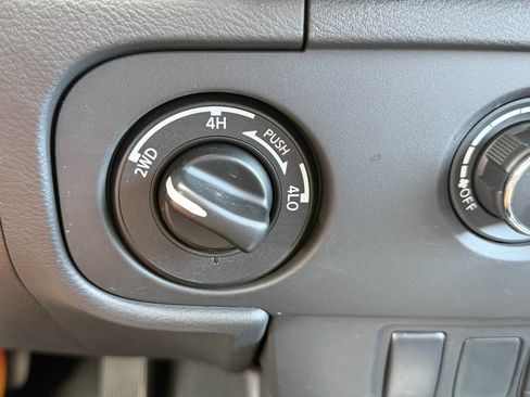 Used 2025 Nissan Frontier SV AWD/4WD image 13