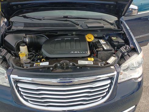 Used 2014 Chrysler Town & Country Touring-L w/ Driver Convenience Group image 16