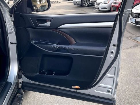 Used 2015 Toyota Highlander XLE image 26