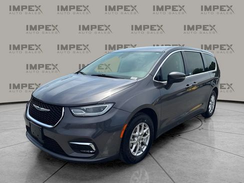 Used 2023 Chrysler Pacifica Touring-L FWD image 1