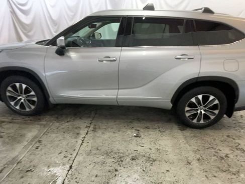 Used 2022 Toyota Highlander XLE AWD/4WD image 11