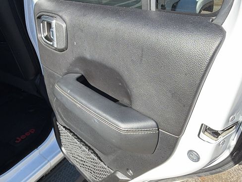 Used 2020 Jeep Wrangler Unlimited Sahara image 20