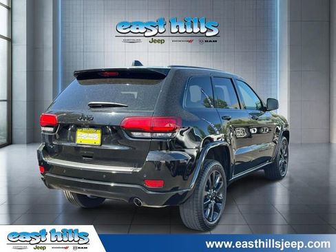 Used 2022 Jeep Grand Cherokee Laredo X AWD/4WD image 2