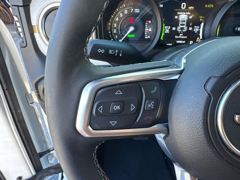 Used 2025 Jeep Wrangler Sahara image 23