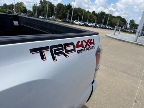 Used 2022 Toyota Tacoma TRD Off-Road w/ Technology Package AWD/4WD image 6