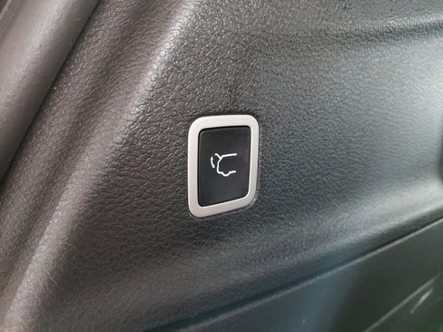 Used 2025 Chrysler Pacifica Select image 41