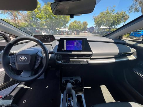 Used 2025 Toyota Prius LE FWD image 31