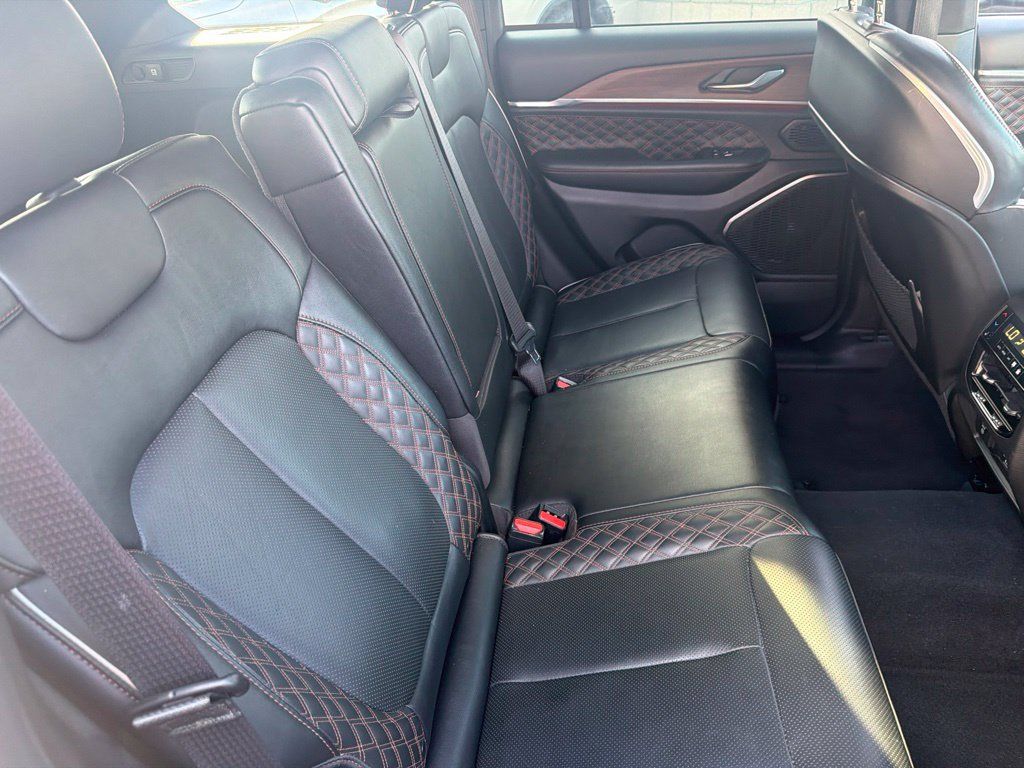 Used 2025 Jeep Grand Cherokee Summit w/ Obsidian Package AWD/4WD image 12