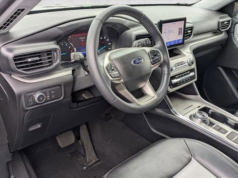 Used 2022 Ford Explorer XLT w/ Equipment Group 202A image 10