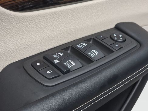 Used 2022 Chrysler Pacifica Limited FWD image 33