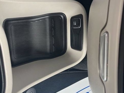 Used 2024 Chrysler Pacifica Touring-L FWD image 30
