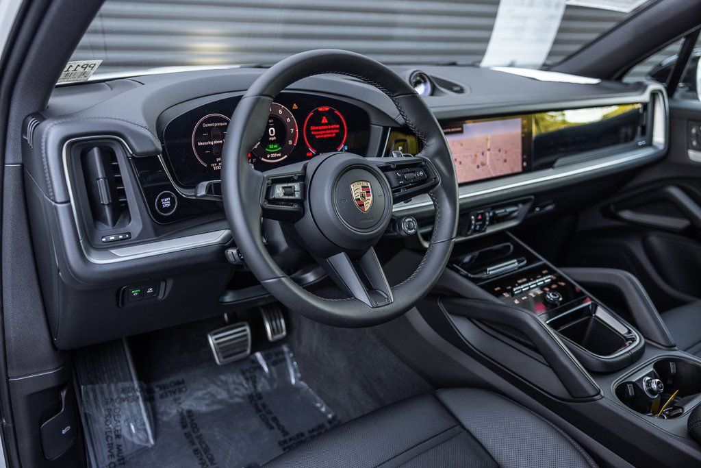 Certified 2025 Porsche Cayenne E-Hybrid AWD/4WD image 4