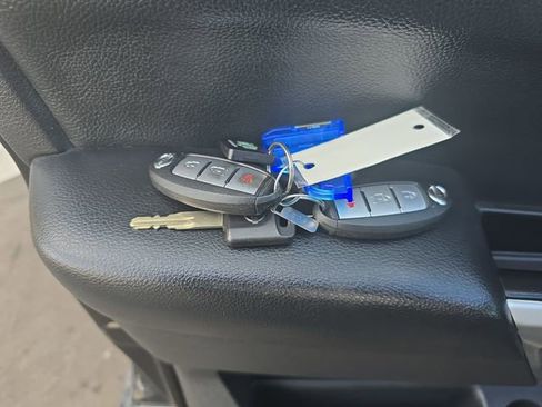 Used 2019 Nissan Titan SV w/ SV Convenience Package image 26