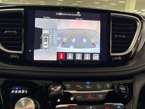 Used 2025 Chrysler Pacifica Limited image 23