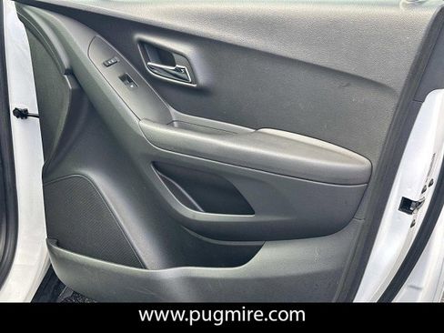 Used 2017 Chevrolet Trax LT w/ LT Convenience Package image 14