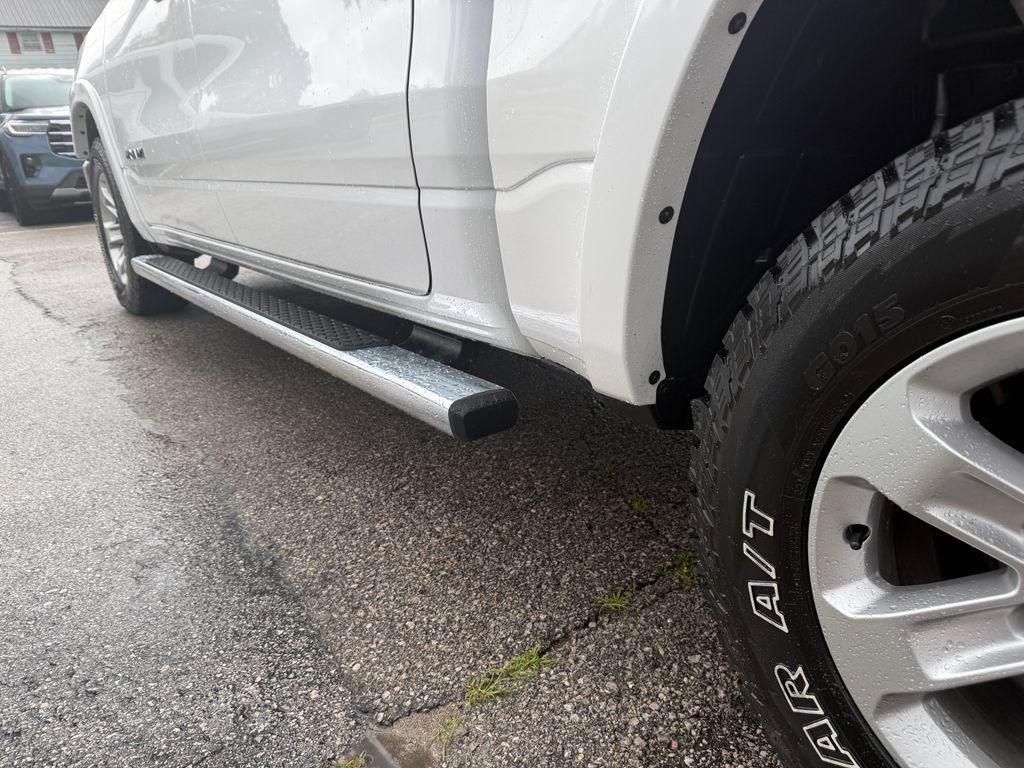Used 2022 RAM 1500 Laramie AWD/4WD image 16
