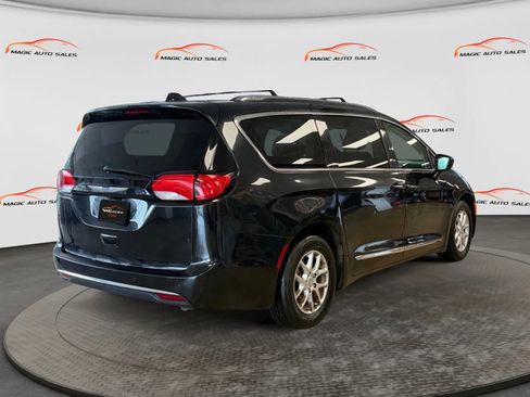 Used 2020 Chrysler Pacifica Touring-L FWD image 10